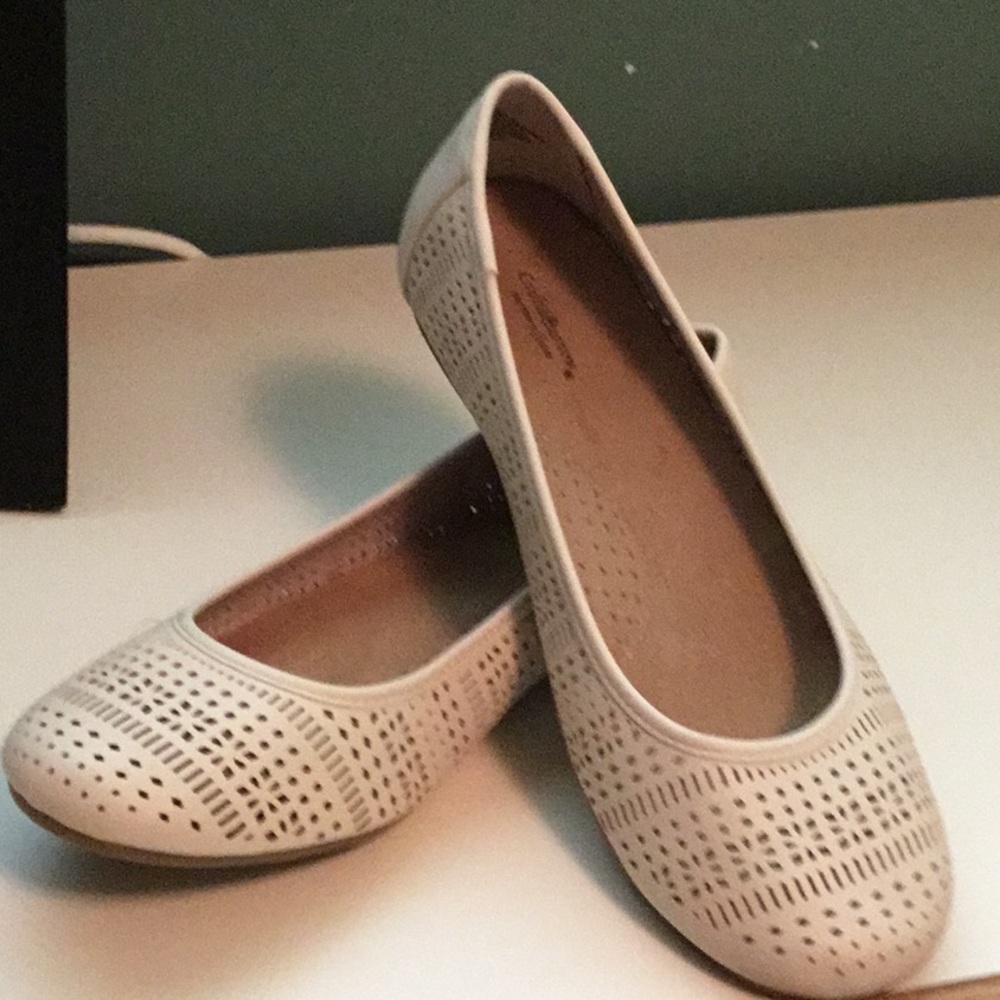 Beige flat shoes
